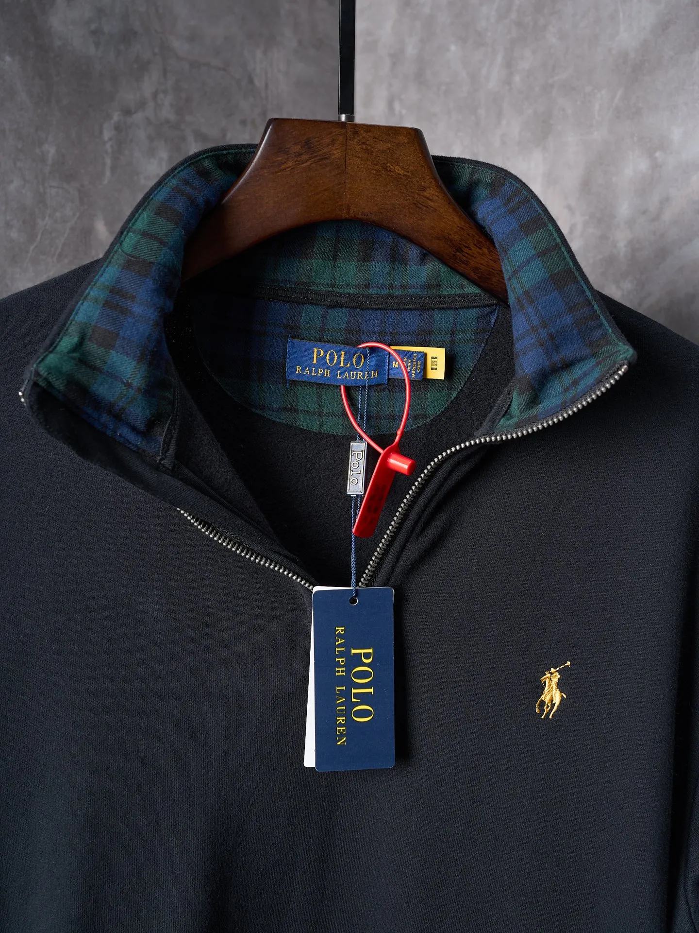 P360 Actual auction] Ralph Lauren/Ralph Lauren gold pony embroidered half turtleneck sweatshirt [Ready stock] S M L The half-zipper design is sublimated, casual yet stylish. In the name of design, it creates a new fashionable realm for sweatshirts. It adopts imported machine embroidery technology and uses advanced computer control systems and precision mechanical components to realize pony mark embroidery operations with high precision. The lines are smooth and delicate. The fabrics have been washed and feel better. Not easy to deform, not easy to shrink, not easy to fade, and maintain long-term beauty and fit.